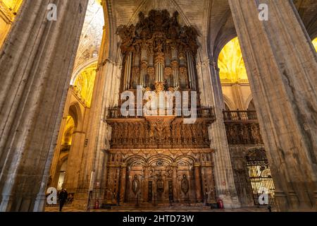 Kirchenorgel im Innenraum der Kathedrale Santa María de la Sede in Sevilla, Andalusien, Spanien | Kathedrale von Sevilla Kirche Santa Maria del See oder Stockfoto
