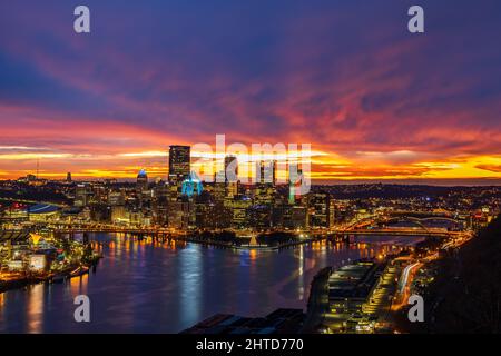 Panoramablick auf den Sonnenaufgang über der Stadt Pittsburgh in Deutschland Stockfoto