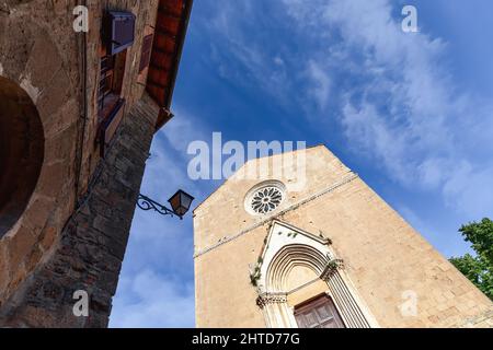 Die Fassade der Kathedrale von Monticchiello (Pieve dei Santi Leonardo e Cristoforo) Toskana, Italien Stockfoto