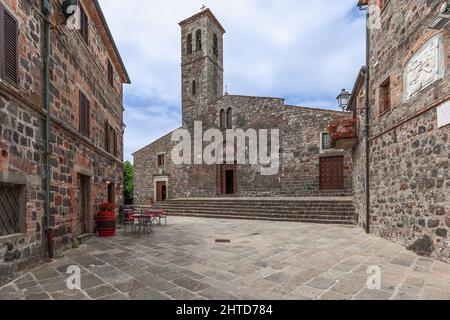 Romanisch-gotische Kirche (San Pietro Apostolo) im Zentrum der Stadt Radicofani. Toskana, Italien Stockfoto