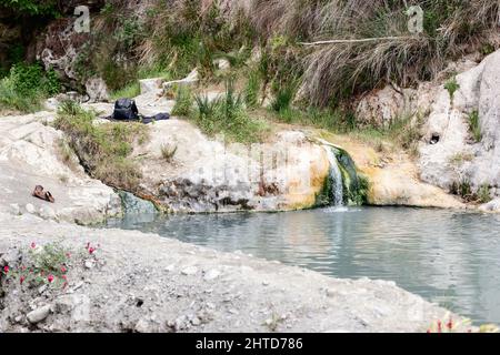 Ein kleiner Teich mit heißem Mineralwasser von Bagni San Filippo. Toskana, Italien Stockfoto