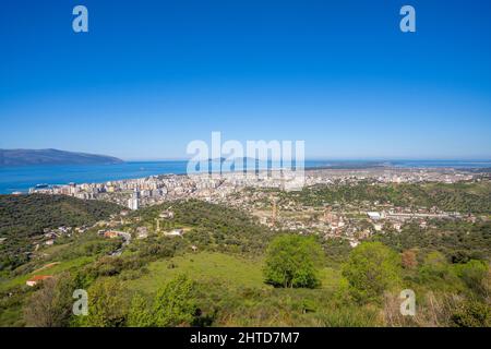 Stadtbild vom Kuzum Baba-Hügel aus gesehen. Luftaufnahme der Stadt, Stadtpanorama des Stadtzentrums von Vlore Stockfoto