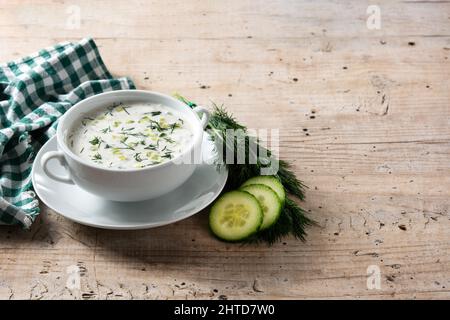 Bulgarische Tarator saure Milchsuppe in Schüssel isoliert auf weißem Hintergrund Stockfoto