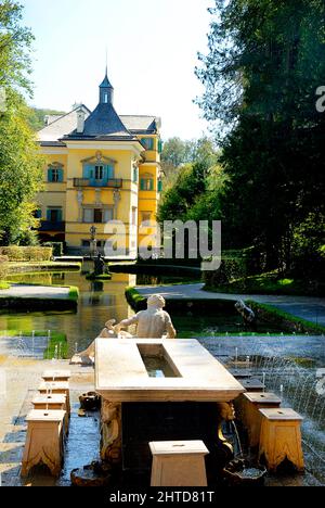 Die Wasser-Garten am Schloss Hellbrunn in Salzburg in Österreich mit seinen vielen Wasserspielen Stockfoto