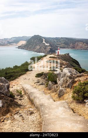 Klippen und Leuchtturm am Strand Sao Martinho do Porto, Portugal Stockfoto