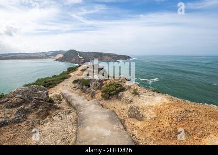 Klippen und Leuchtturm am Strand Sao Martinho do Porto, Portugal Stockfoto