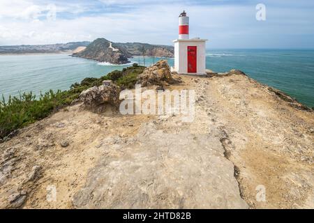 Klippen und Leuchtturm am Strand Sao Martinho do Porto, Portugal Stockfoto