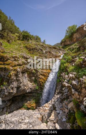 Schöner Wasserfall mit kristallklarem Wasser in Albanien Stockfoto