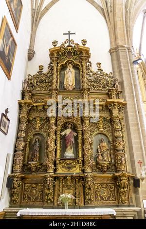 Niedriger Winkel des Altars in der Basilika unserer Lieben Frau von La Encina. Ponferrada, Spanien Stockfoto