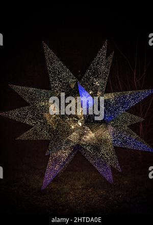 Nahaufnahme der weihnachtlichen Lichtdekorationen im Kew Gardens London, Großbritannien Stockfoto