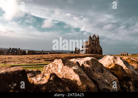 Wunderschöne Aufnahme des Gebäudes der Sehenswürdigkeit Whitby Abbey in Whitby, Großbritannien Stockfoto