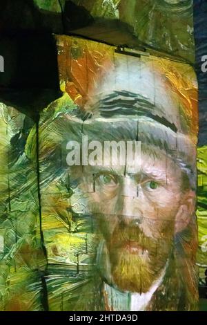 Immersive digitale Ausstellung in monumentaler Währung der Lichter. Projektion: Van Gogh, die sternenklare Nacht. Les Baux de Provence, Provence, Frankreich Stockfoto