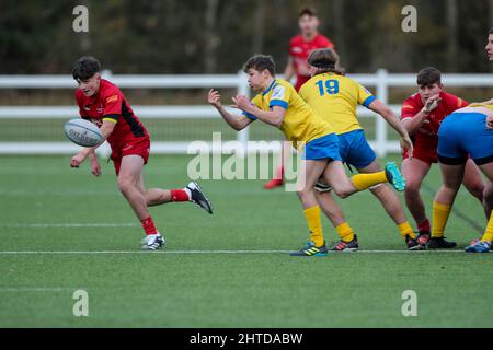 Gosforth Acadamy spielt in Gelb und Blau gegen Hartpury College am Leicester Forest RFC, Leicestershire. England, Großbritannien. Stockfoto