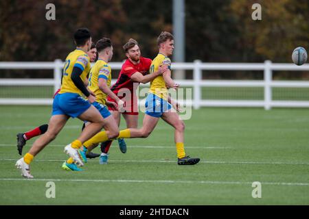 Gosforth Acadamy spielt in Gelb und Blau gegen Hartpury College am Leicester Forest RFC, Leicestershire. England, Großbritannien. Stockfoto