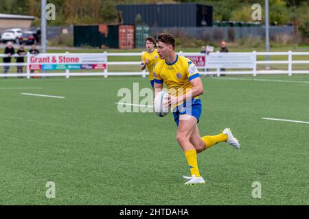 Gosforth Acadamy spielt in Gelb und Blau gegen Hartpury College am Leicester Forest RFC, Leicestershire. England, Großbritannien. Stockfoto