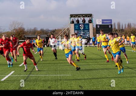 Gosforth Acadamy spielt in Gelb und Blau gegen Hartpury College am Leicester Forest RFC, Leicestershire. England, Großbritannien. Stockfoto