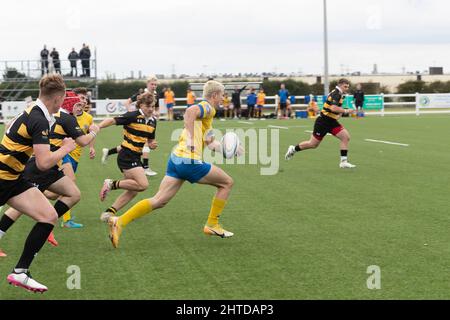 Gosforth Acadamy spielt in Gelb und Blau gegen City of Oxford Collage im Leicester Forest Rugby Football Club. England, Großbritannien. Stockfoto