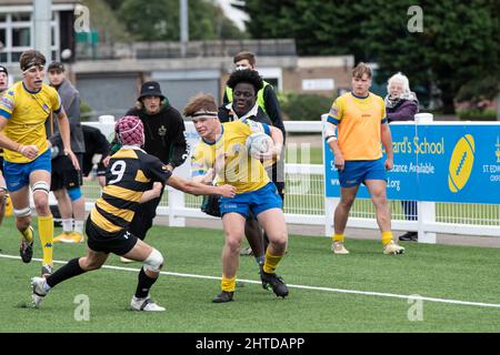 Gosforth Acadamy spielt in Gelb und Blau gegen City of Oxford Collage im Leicester Forest Rugby Football Club. England, Großbritannien. Stockfoto