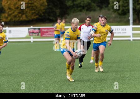 Gosforth Acadamy spielt in Gelb und Blau gegen City of Oxford Collage im Leicester Forest Rugby Football Club. England, Großbritannien. Stockfoto