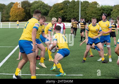 Gosforth Acadamy spielt in Gelb und Blau gegen City of Oxford Collage im Leicester Forest Rugby Football Club. England, Großbritannien. Stockfoto