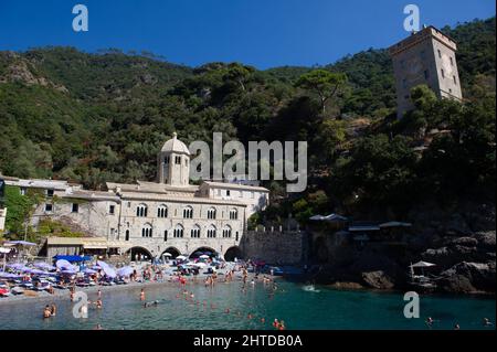 Europa, Italien, Camogli, Abtei in der Bucht von S. Fruttuoso, am Mittelmeer in Ligurien. Stockfoto