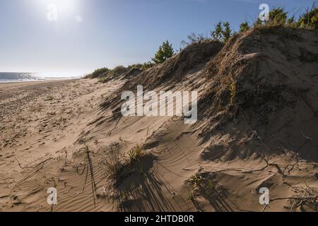 Düne am Ionischen Meer der Strand von Halikounas über der Küstenlagune Korission im südlichen Teil der griechischen Insel Korfu Stockfoto