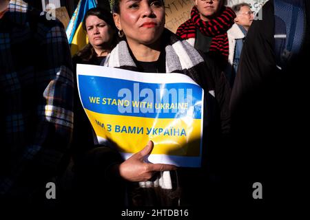 Amsterdam, Niederlande. 27.. Februar 2022. Nach den Angriffen von Wladimir Putins Russland auf die Ukraine versammelten sich Tausende von Menschen zur Unterstützung der Ukraine und hielten Demonstrationen ab, wobei die Teilnehmer Transparente trugen, die sagten: 'Nein zum Krieg', 'Freie Ukraine', 'Geh zurück nach Hause Russland', 'Boykott Russland' und 'Stoppt Putin'. Stockfoto