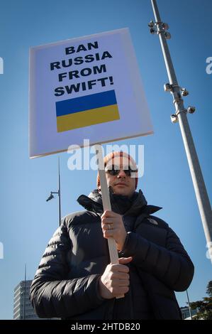 Ein Demonstrator hält ein Zeichen, während er während einer Kundgebung auf dem Platz der Vereinten Nationen gegen Russlands massive Militäroperation gegen die Ukraine protestiert Stockfoto