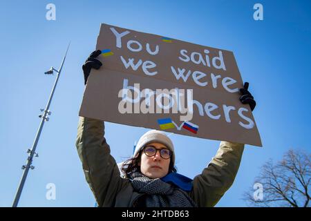 Ein Demonstrator hält ein Zeichen, während er während einer Kundgebung auf dem Platz der Vereinten Nationen gegen Russlands massive Militäroperation gegen die Ukraine protestiert Stockfoto