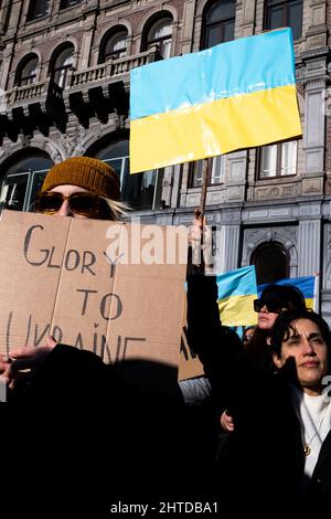 Amsterdam, Niederlande. 27.. Februar 2022. Nach den Angriffen von Wladimir Putins Russland auf die Ukraine versammelten sich Tausende von Menschen zur Unterstützung der Ukraine und hielten Demonstrationen ab, wobei die Teilnehmer Transparente trugen, die sagten: 'Nein zum Krieg', 'Freie Ukraine', 'Geh zurück nach Hause Russland', 'Boykott Russland' und 'Stoppt Putin'. Stockfoto