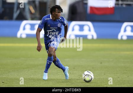 Troyes, Frankreich, 27. Februar 2022, Issa Kabore von Troyes während des Fußballspiels der französischen Ligue 1 zwischen ESTAC Troyes und Olympique de Marseille (OM) am 27. Februar 2022 im Stade de l'Aube in Troyes, Frankreich - Foto: Jean Catuffe/DPPI/LiveMedia Stockfoto