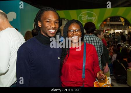 Porträt zweier lächelnder Besucher, die sich auf der Food and Wine Expo in Südafrika amüsieren Stockfoto
