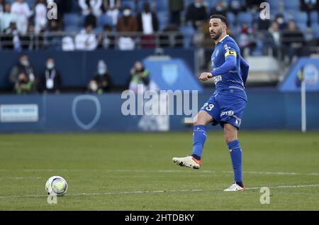 Troyes, Frankreich, 27. Februar 2022, Adil Rami von Troyes während des Fußballspiels der französischen Ligue 1 zwischen ESTAC Troyes und Olympique de Marseille (OM) am 27. Februar 2022 im Stade de l'Aube in Troyes, Frankreich - Foto: Jean Catuffe/DPPI/LiveMedia Stockfoto