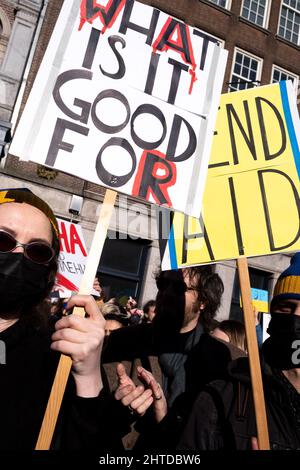 Amsterdam, Niederlande. 27.. Februar 2022. Nach den Angriffen von Wladimir Putins Russland auf die Ukraine versammelten sich Tausende von Menschen zur Unterstützung der Ukraine und hielten Demonstrationen ab, wobei die Teilnehmer Transparente trugen, die sagten: 'Nein zum Krieg', 'Freie Ukraine', 'Geh zurück nach Hause Russland', 'Boykott Russland' und 'Stoppt Putin'. Stockfoto