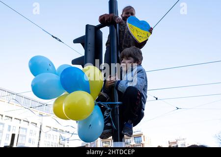 Amsterdam, Niederlande. 27.. Februar 2022. Nach den Angriffen von Wladimir Putins Russland auf die Ukraine versammelten sich Tausende von Menschen zur Unterstützung der Ukraine und hielten Demonstrationen ab, wobei die Teilnehmer Transparente trugen, die sagten: 'Nein zum Krieg', 'Freie Ukraine', 'Geh zurück nach Hause Russland', 'Boykott Russland' und 'Stoppt Putin'. Stockfoto