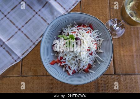 Shopska Salat im Restaurant in Sozopol historischen Küstenstadt in der Provinz Burgas an der südlichen Schwarzmeerküste in Bulgarien Stockfoto