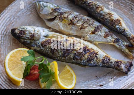 Gegrillte Blaufische im Restaurant in der historischen Küstenstadt Sozopol in der Provinz Burgas an der südlichen Schwarzmeerküste in Bulgarien Stockfoto