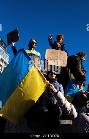 Amsterdam, Niederlande. 27.. Februar 2022. Nach den Angriffen von Wladimir Putins Russland auf die Ukraine versammelten sich Tausende von Menschen zur Unterstützung der Ukraine und hielten Demonstrationen ab, wobei die Teilnehmer Transparente trugen, die sagten: 'Nein zum Krieg', 'Freie Ukraine', 'Geh zurück nach Hause Russland', 'Boykott Russland' und 'Stoppt Putin'. Stockfoto