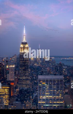 Top of the Rock - New York Skyline in der Dämmerung, mit Blick auf die Freiheitsstatue. Stockfoto