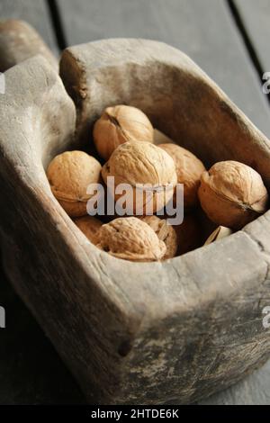 Walnüsse in einer alten Holzkiste. Natürliche Lebensmittel. Stockfoto