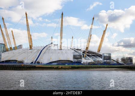 Die Arena aus dem Jahr O2 im Südosten Londons, die formell als Millennium Dome bekannt ist, wurde durch den Sturm Eunice von der Themse beschädigt. Vereinigtes Königreich Stockfoto