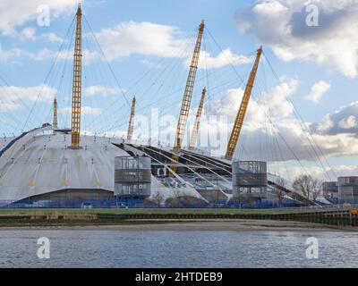 Die Arena aus dem Jahr O2 im Südosten Londons, die formell als Millennium Dome bekannt ist, wurde durch den Sturm Eunice von der Themse beschädigt. Vereinigtes Königreich Stockfoto