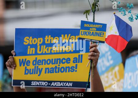 Manila, Philippinen. 28.. Februar 2022. Ein philippinischer Aktivist hält ein Schild mit den Farben der ukrainischen Flagge, als sie sich als Reaktion auf die russische Invasion in der Ukraine bei einem Protest vor dem Boy Scouts Circle in Quezon City, Philippinen, am Montag versammelten. 28. Februar 2022. Kredit: ZUMA Press, Inc./Alamy Live Nachrichten Stockfoto