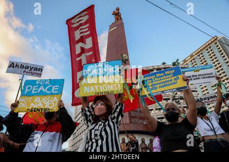 Manila, Philippinen. 28.. Februar 2022. Philippinische Aktivisten halten Schilder mit den Farben der ukrainischen Flagge auf, als sie sich als Reaktion auf die russische Invasion in der Ukraine bei einem Protest am Boy Scouts Circle in Quezon City, Philippinen, am Montag versammelten. 28. Februar 2022. Kredit: ZUMA Press, Inc./Alamy Live Nachrichten Stockfoto