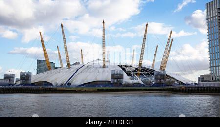 Die Arena aus dem Jahr O2 im Südosten Londons, die formell als Millennium Dome bekannt ist, wurde durch den Sturm Eunice von der Themse beschädigt. Vereinigtes Königreich Stockfoto