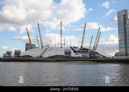 Die Arena aus dem Jahr O2 im Südosten Londons, die formell als Millennium Dome bekannt ist, wurde durch den Sturm Eunice von der Themse beschädigt. Vereinigtes Königreich Stockfoto