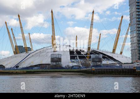 Die Arena aus dem Jahr O2 im Südosten Londons, die formell als Millennium Dome bekannt ist, wurde durch den Sturm Eunice von der Themse beschädigt. Vereinigtes Königreich Stockfoto