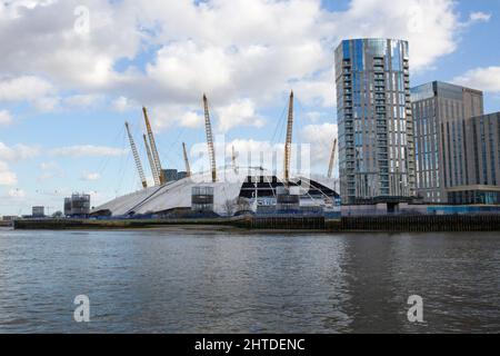 Die Arena aus dem Jahr O2 im Südosten Londons, die formell als Millennium Dome bekannt ist, wurde durch den Sturm Eunice von der Themse beschädigt. Vereinigtes Königreich Stockfoto