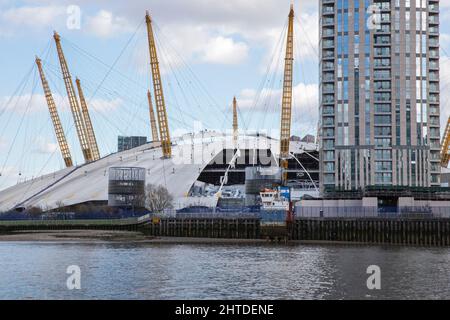 Die Arena aus dem Jahr O2 im Südosten Londons, die formell als Millennium Dome bekannt ist, wurde durch den Sturm Eunice von der Themse beschädigt. Vereinigtes Königreich Stockfoto