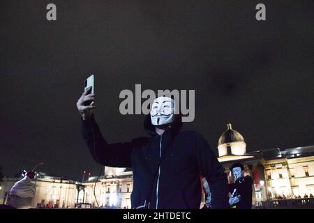 Ein Protestant, der eine Guy Fawkes-Maske trägt, bei dem von der hacktivistischen Gruppe Anonymous organisierten Millionen-Maskenmarsch auf dem Trafalgar Square. London, Großbritannien 5.. November 2021. Stockfoto